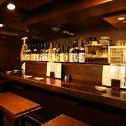 オープンキッチンになった大きなカウンターがあり、お一人の来店も多いお店。女性のお一人も多く、スタッフと会話しながら飲むもよし、ゆっくり読書をしながら飲むなど、その日の気分で居心地のよさが好評です。