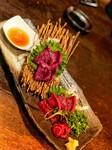 モウカザメの心臓です！
感覚的にはレバ刺しのよう。
にんにく醤油・ごま油でお召し上がりください。