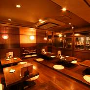 来た人すべてに居心地良いと感じてもらえるよう、スタッフ全員で努力をしている【 くいもの屋　淡菜房】。程よい明るさの照明、明るく元気なスタッフときめ細やかな対応は、何度でも足を運びたくなる場所です。