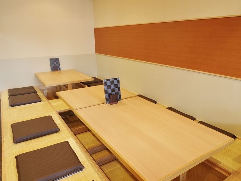 最大16名様まで可能な掘りごたつ席。各種ご宴会にもどうぞ。