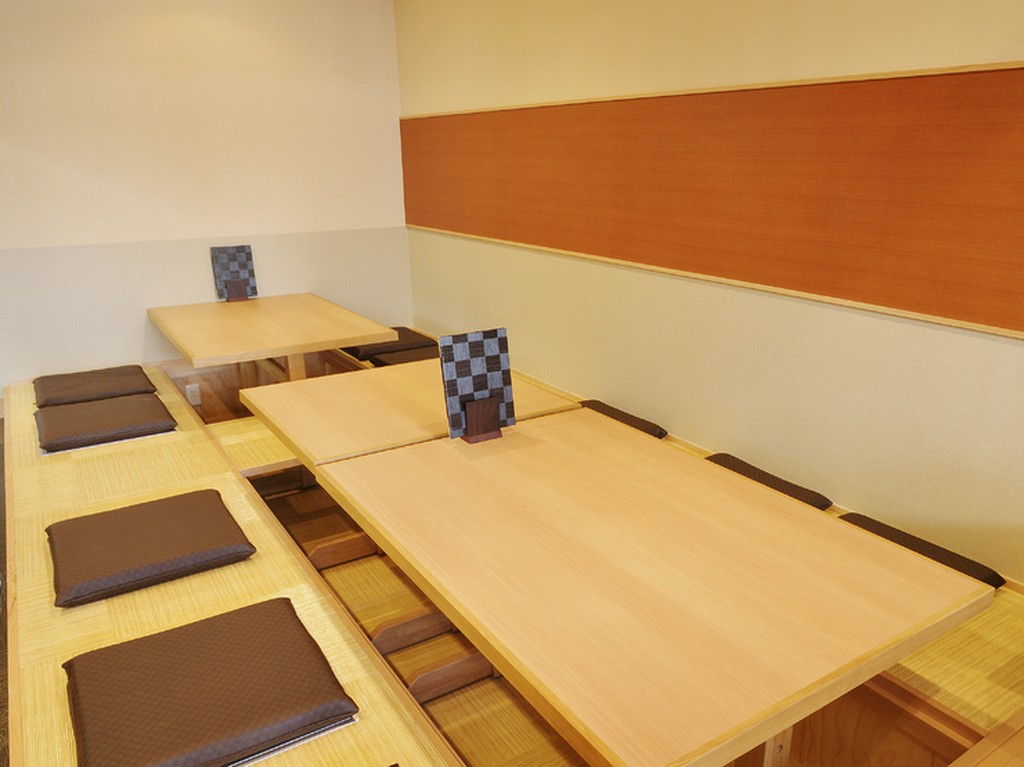 最大16名様まで可能な掘りごたつ席。各種ご宴会にもどうぞ。