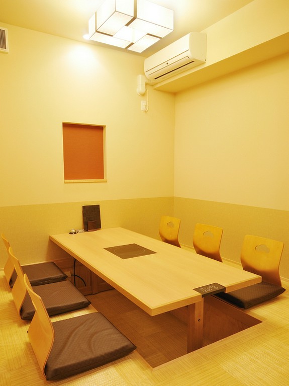 御家族などでのお祝い事や接待にも御利用頂ける6名様用の個室。