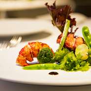 地元の農家さんで心を込めて作っていただいた新鮮野菜や、この時期だけの山菜を旬の鮮魚やお薦めの肉料理などとお楽しみいただけます。丁寧に処理し、素材の旨味を最大限引き出して皆様の卓へお届けいたします。