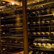 ワインは250種類も揃え、迷ってしまうほど！ぜひソムリエにご相談ください。オーダーした料理、お好み、予算に合わせて、トータルで満足いただけるものを提案します。