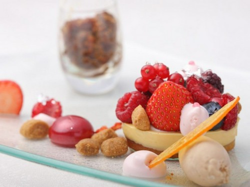 『赤果実のタルトレット2種のカフェ添えアシェット・デセール』