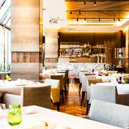 ◆最大人数：
立席:90人 着席:45人
◆シーン：
デート・パーティーなど様々なシーンで。
◆特徴：
広々としたお席


ホテルのような上質な空間です。
