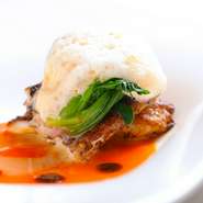 盛り付けも美しい赤ムツのソテー。赤いソースはピューレしたパプリカ、黒いソースは炭で焼いたパプリカにイタリアの魚醤を加えています。さらにホウレン草の上にはパプリカと牛乳でつくった泡状のソースを添えて。