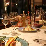 デートや接待の利用が多いので、シーンに合わせた接客が大事。また、ワインは250種類ほどもあるので、オーダーした料理に合うもの、好み、予算など、トータルで満足いただけるものを提案しています。