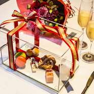 落ち着いた雰囲気とシーンに合わせたおもてなしで、カップルやご夫婦の記念日を祝うのにぴったり。予約時にご依頼いただくとメッセージをお皿に書いて、飴細工で彩ったパティシエ特製のデザートもサービスします。