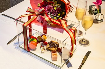 大切な記念日を祝うサプライズデザートプレートを用意