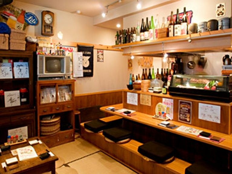 カウンターでゆっくりおいしい梅酒&果実酒と串焼きをどうぞ!!