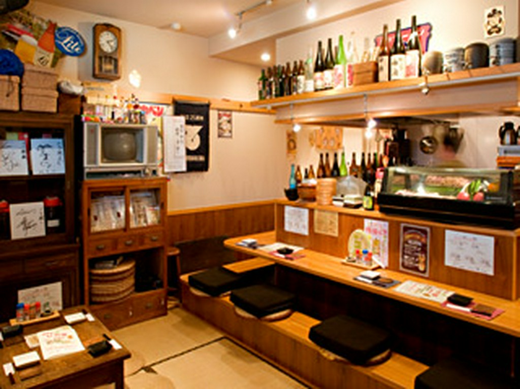 カウンターでゆっくりおいしい梅酒＆果実酒と串焼きをどうぞ!!