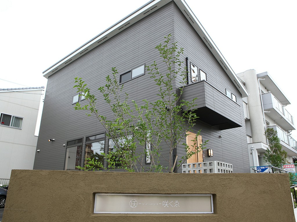 緑区の閑静な住宅街に溶け込むように存在する洋食レストラン