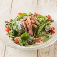 サラダの王道！クルトンのサクサク感と
ベーコンのジューシーさがポイントです！