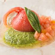 大きなトマトの中にチーズをたっぷり詰めたお洒落なサラダ。