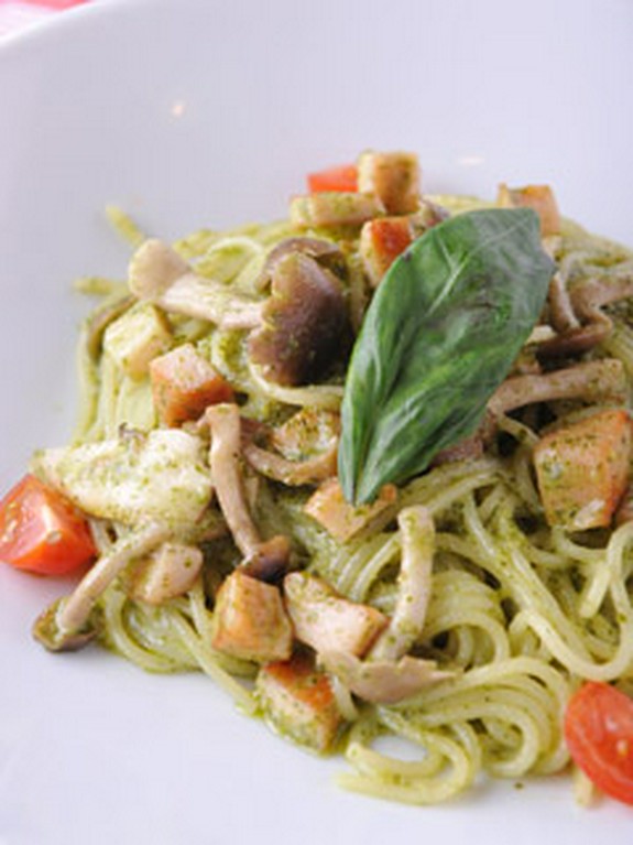 スモークチキンとたっぷりきのこのバジルソース