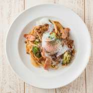 ピリ辛ミートソースと半熟卵は、
やみつきになる事間違いなし！