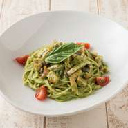 バジルソース人気ナンバーワン！スモークチキンが美味です。