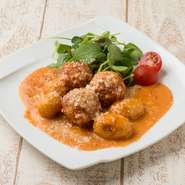 ライスコロッケにトマトクリームをたっぷりかけた一皿です！