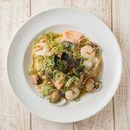 白ワイン香るペペロンチーノにたっぷり魚貝類の贅沢さ満点な一皿です！