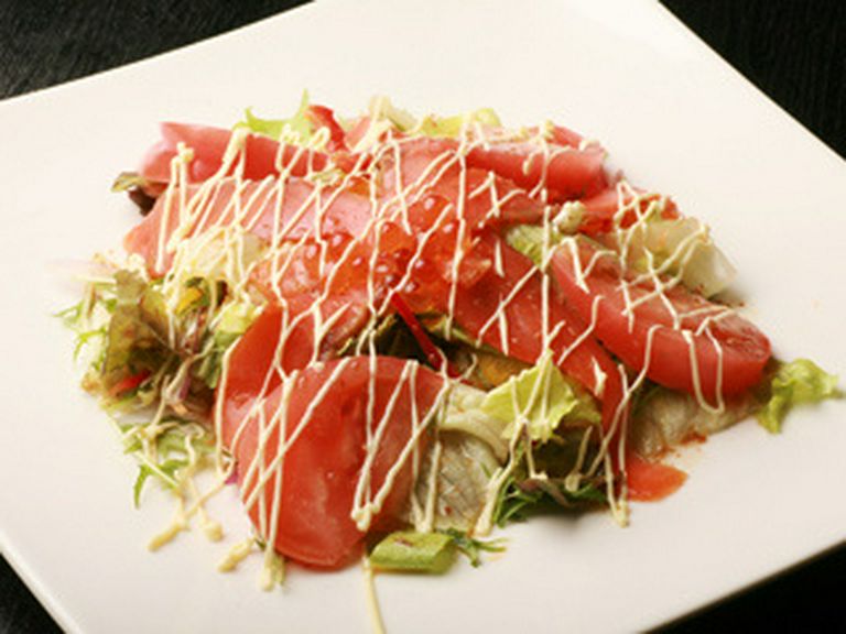 スモークサーモンと彩り野菜のサラダ。若い方にも人気の一品!