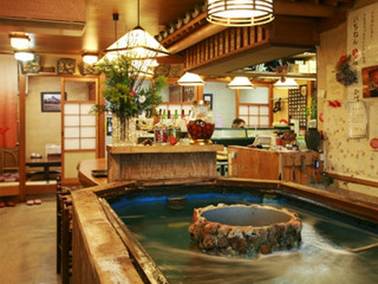 一階飛鳥の店内。中央にいけすがあり、あじや皮はぎが味わえます