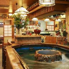 一階飛鳥の店内。中央にいけすがあり、あじや皮はぎが味わえます