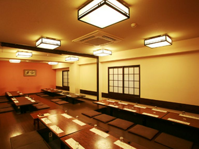 最大55名までの宴会場。掘りごたつ式なので年配の方でも安心!