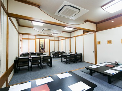 木を基調とした心落ち着く店内