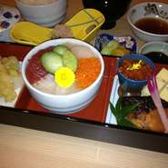 刺身、チラシ寿司、焼魚、天婦羅、ハンバーグ、唐揚げの全６種から３品自由に選べて大満足！

他、小鉢、茶碗蒸し、香の物、汁椀、コーヒー付き

