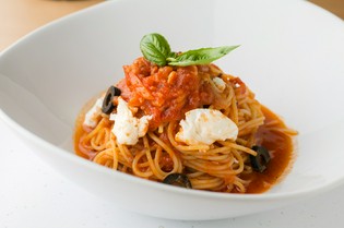 爽やかな風味が心地よい『トマトとモッツァレラの冷製パスタ』