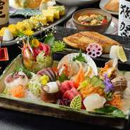 地元、宮城県の新鮮な魚介をメインに、北は北海道の「トロホッケ」から、南は九州五島列島の「トロアジ」まで、全国各地の旬の鮮魚を仕入れています。また、野菜も新鮮で旬のものにこだわっているお店です。