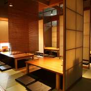 通り沿いにありながら、隠れ家的な雰囲気のある店内は、しっとりとした佇まい。ライトアップされた中庭を眺め、流れるジャズに耳を傾けながら、美味しいお料理と和やかな時を楽しむ事ができる“蕎麦ダイニング”です