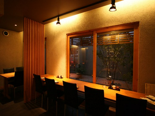 中庭を見ながらカウンター席の雰囲気は格別な時間が過ごせます。