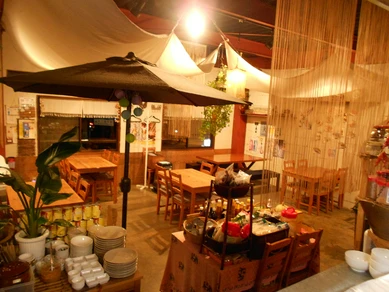 よしずの仕切りで個室風に