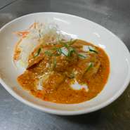 タイ料理は一緒に連れだって行くお店となると、仲の良いお友達でも一気にハードルが高くなり、お断わりされることもあるとか。ま、そんな理由もあるのかないのか、当店はお一人様利用がずっととても多いのです。
