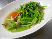 中が空洞の空芯菜を高温に熱した鍋で手早く調理。 タイのお味噌(タォチオ)が殊の外この料理によく合います!
季節野菜なので市場に出回るのは概ね初夏～初秋までです。 それ以外では小松菜での対応となります。