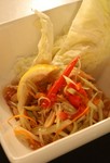 脂肪を分解するパワフル酵素。 タイのビューティーフードとも言われる青パパイヤ(マラコー)のサラダ。 通常日本人には生唐辛子1本。タイ人には3本を基本にしています。お好みで対応致します。