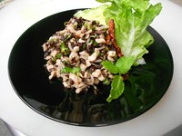 タイ東北部イサーン地方の名物料理「ラープムー(豚挽肉のスパイシーサラダ)」にタイ発スーパーフード「ライスベリー(黒玄米)」を合わせた味も食感も抜群のヘルシーな一品。一度食べればきっとヤミツキ!