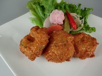 オーダーを受けてから作ります。旨味と弾力が格段に違います。少しお時間頂きますがやはり作り立てが美味しいと思います。