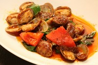 干し貝柱、干し海老、揚げ大蒜、揚げ小紫玉葱にタマリンドソース等を煮込んで仕上げた旨辛味噌が重要なポイント。 このソースをご飯に絡めても最高です。