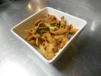 国産鶏の鶏皮にタイ産白醤油を塗し、パクチーの根とタイ産ニンニクのペーストを塗してブラックペッパーを振って二度揚げ。 カリっと揚がった鶏皮には「ナムチムガイ(鶏用チリソース)」がよく合います!