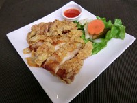 鶏のモモ肉1枚にハーブペーストを揉み込むようにしっかりと塗して、衣をつけて揚げました。
箸休めの自家製漬物とスゥィートチリソースを添えて。