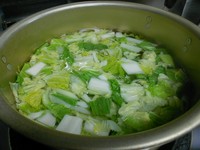 山梨県都留産オーガニック栽培による強烈な旨味が凝縮されたずっしりと重い白菜はそれだけでスープがグッと美味しくなります。自然の偉大さを感じずにはいられません。(冬季限定)