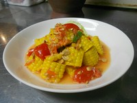 夏のとうもろこしのシーズンはこの料理で決まり!　プリプリもろこしとクリーミー塩卵、トマト、インゲン。ピーナッツと干し海老で食感良く、甘酸っぱ辛い味わい。これこそタイ料理の醍醐味です!