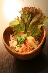 海老とイカを包み込む味のポイントはレモン+砂糖+ナンプラーの黄金比に基づいた3者の比率。 ポイントは2年熟成の一番搾りで臭みの全くないマイルドな味わいのナンプラー。 これがとても風味良く馴染んでくれます。