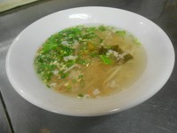 スープはあっさりの豚骨ベース。お粥に限り日本米を使用しております。 挽肉、生姜、からし菜、冬菜などが入ったさらりとお腹にやさしいお粥です。