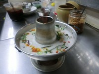 タイ生姜「カー」を中心としたタイハーブ類と柔らかチキンにココナッツミルクをたっぷり使って香り豊かに仕上げた、トムヤムクンと双璧をなすスープ料理です。辛みはほとんどありません。