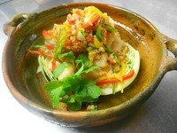 当店では、臭みもなく淡白な味わいの東南アジアに生息するバンガシウス(バサ)のフィレを使用しています。が故にニンニクと唐辛子ベースの熱々ソースを揚がったこの魚の上からかけると、一気に浸み込み味わい深いに。