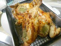 様々なスタイルのガイヤーンがありますが、本来ガイヤーンは丸鶏を開いて下味を付けた後、両面をしっかり焼くのが一番美味しいとされています。シンプルにこの通りに焼き上げております。 35分かかりますが。